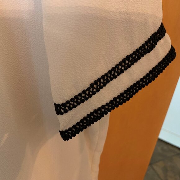 Blouse avec col en V, boucle, ruban brodé et simili perles - Picture 3 of 4